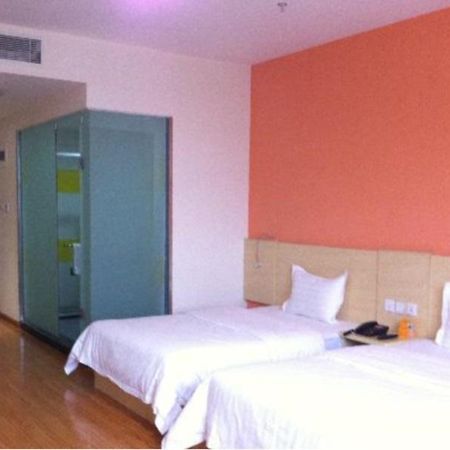 7 Days Inn Chengdu East Railway Station West Squar Bagian luar foto