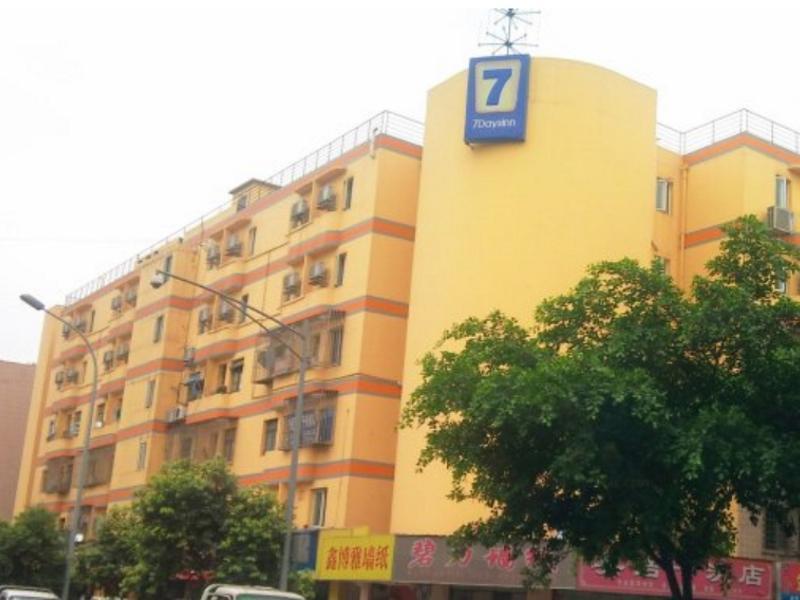 7 Days Inn Chengdu East Railway Station West Squar Bagian luar foto