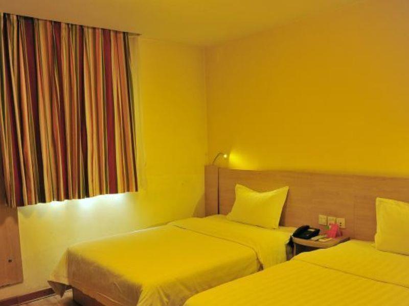 7 Days Inn Chengdu East Railway Station West Squar Bagian luar foto