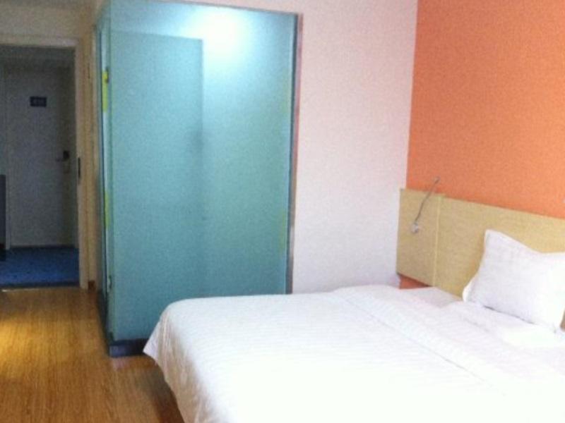 7 Days Inn Chengdu East Railway Station West Squar Bagian luar foto