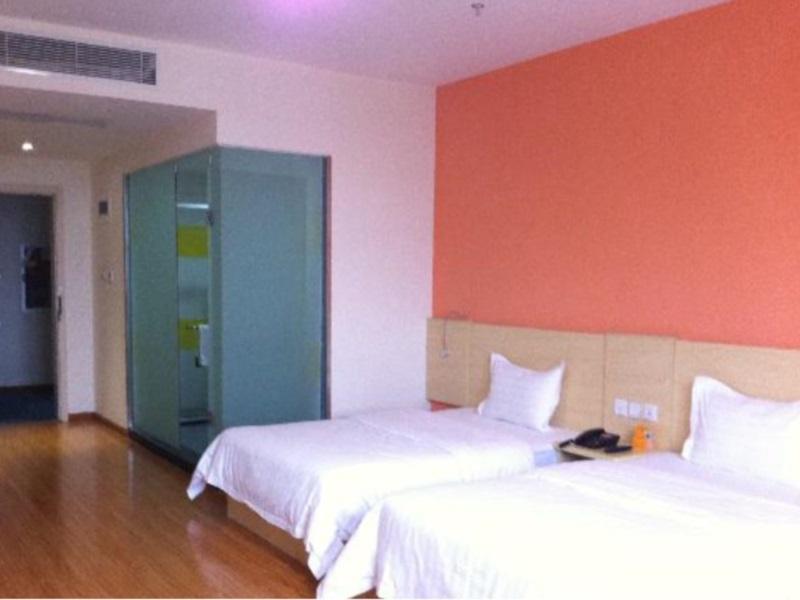 7 Days Inn Chengdu East Railway Station West Squar Bagian luar foto
