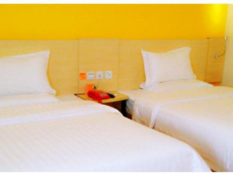 7 Days Inn Chengdu East Railway Station West Squar Bagian luar foto